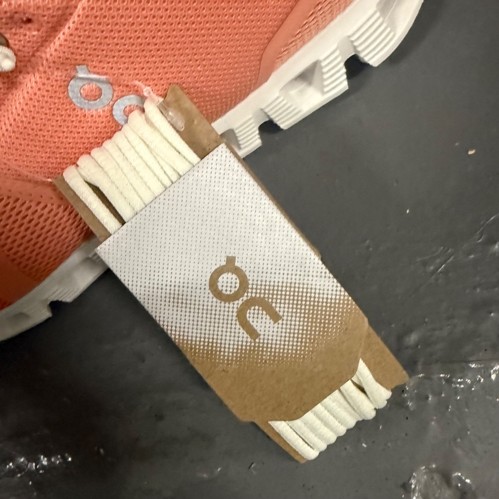 NWT OnCloud women’s sneakers 9.5 pink peach - Picture 4 of 4